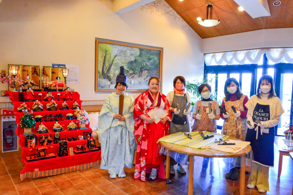 入院された患者さんが、穏やかで心地よい日常生活を送っていただけるようご協力いただいております。ボランティアさんが心をこめて手入れしたお花は、患者さんの観賞用、記念日のお祝い、お別れの花束に使用させていただいています。