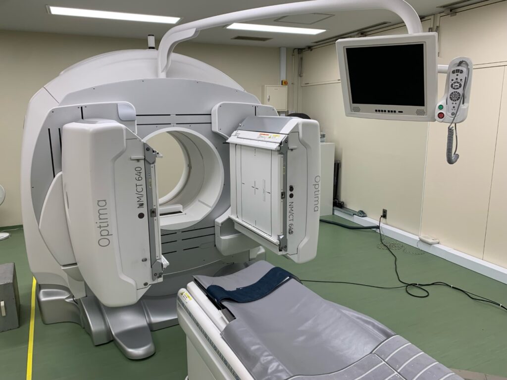 SPECT装置がCT（吸収補正用）と一体化したことにより、従来の画像と融合し、より正確な画像を提供することができるようになりました。RI検査は放射性医薬品を投与して画像化する装置です。