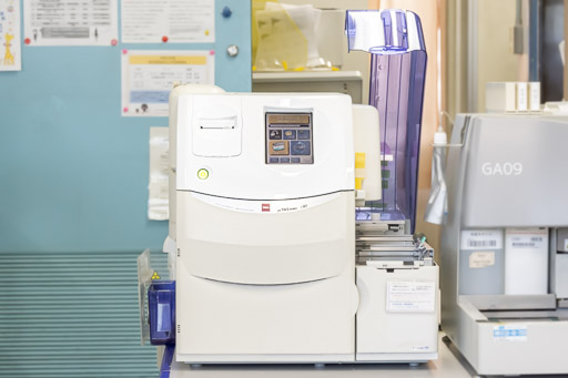 写真：全自動免疫分析装置（ELISA法）
ミュータスワコー　i30　冨士フィルム和光純薬